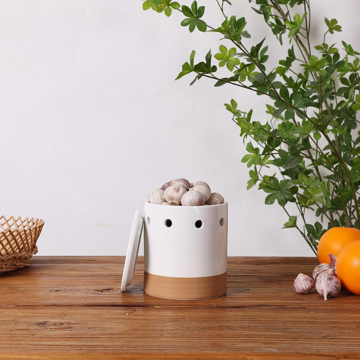 LEETOYI Garlic Keeper with Lid, Garlic Holder Storage Container, Ceramic Garlic Container for Countertop, Garlic Saver to Keep Your Garlic Cloves Fresh Longer, Easy to Clean