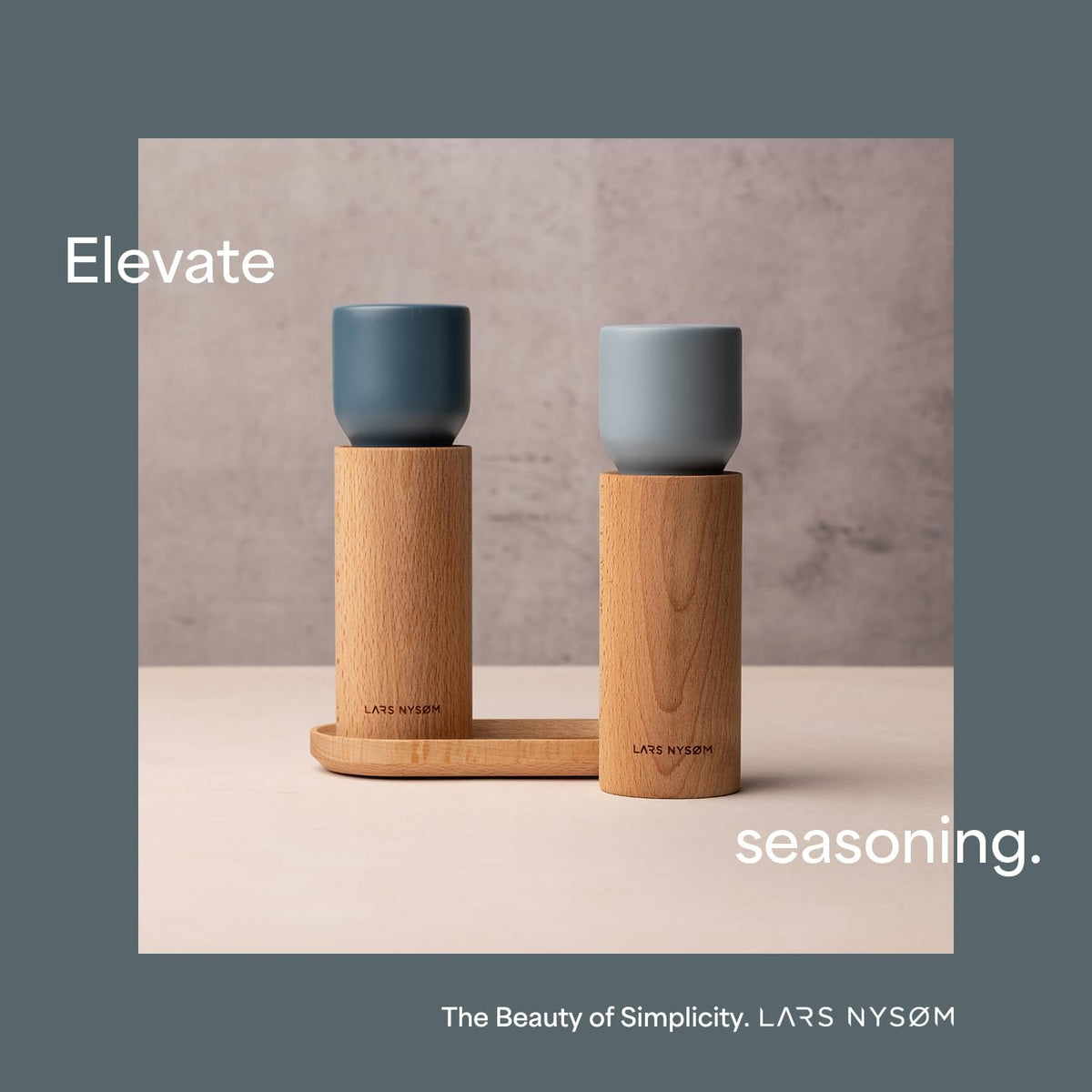 LARS NYSØM Wooden Salt and Pepper Grinder Set Manual with Tray - Salt and Pepper Mills with Adjustable Ceramic Grinder - Elegant Beechwood Pepper and Salt Mill Set for Dining Table (Black/Beige)