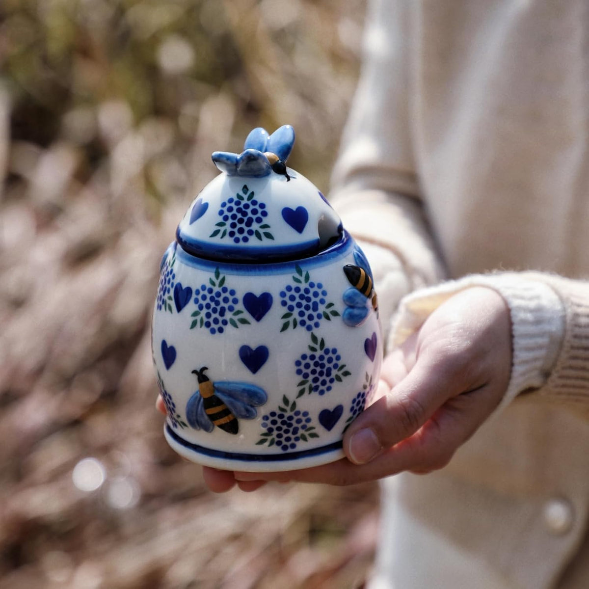ZOOBEE Ceramic Honey Pots with Dipper and Lid Farmhouse Style,10oz Honey Dispenser No Drip,Handpainted Honey Jars with Bees,Easily Wash-Deep Love