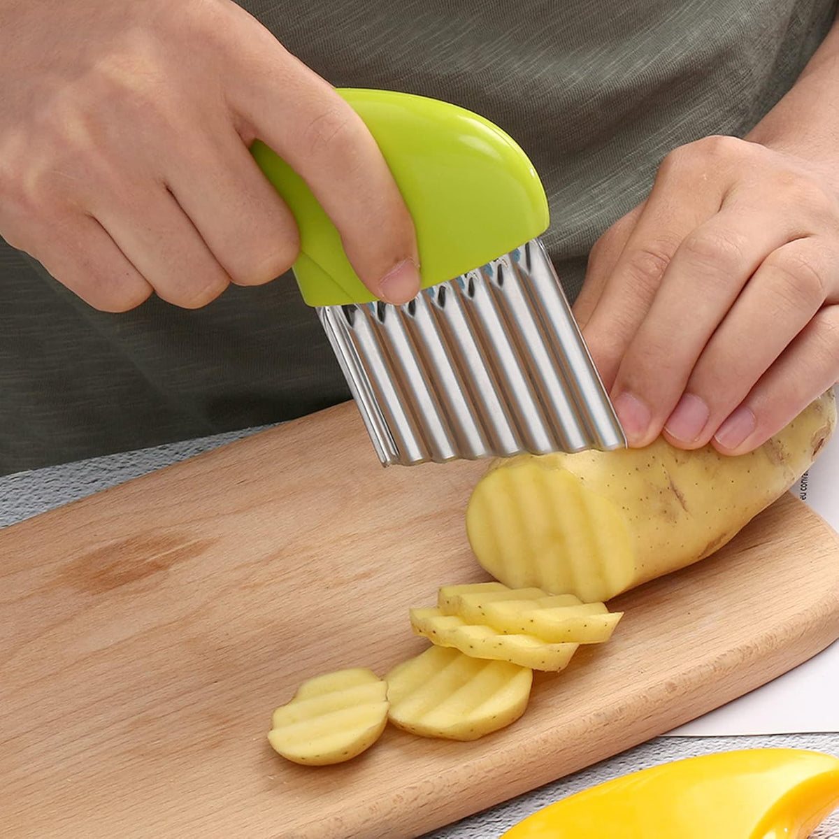 Luomorgo 4 Pack Stainless Steel Potato Crinkle Cutter Carrot Wavy Knife French Fry Slicer Vegetable Wavy Chopper, Green & Pink & Blue & Yellow
