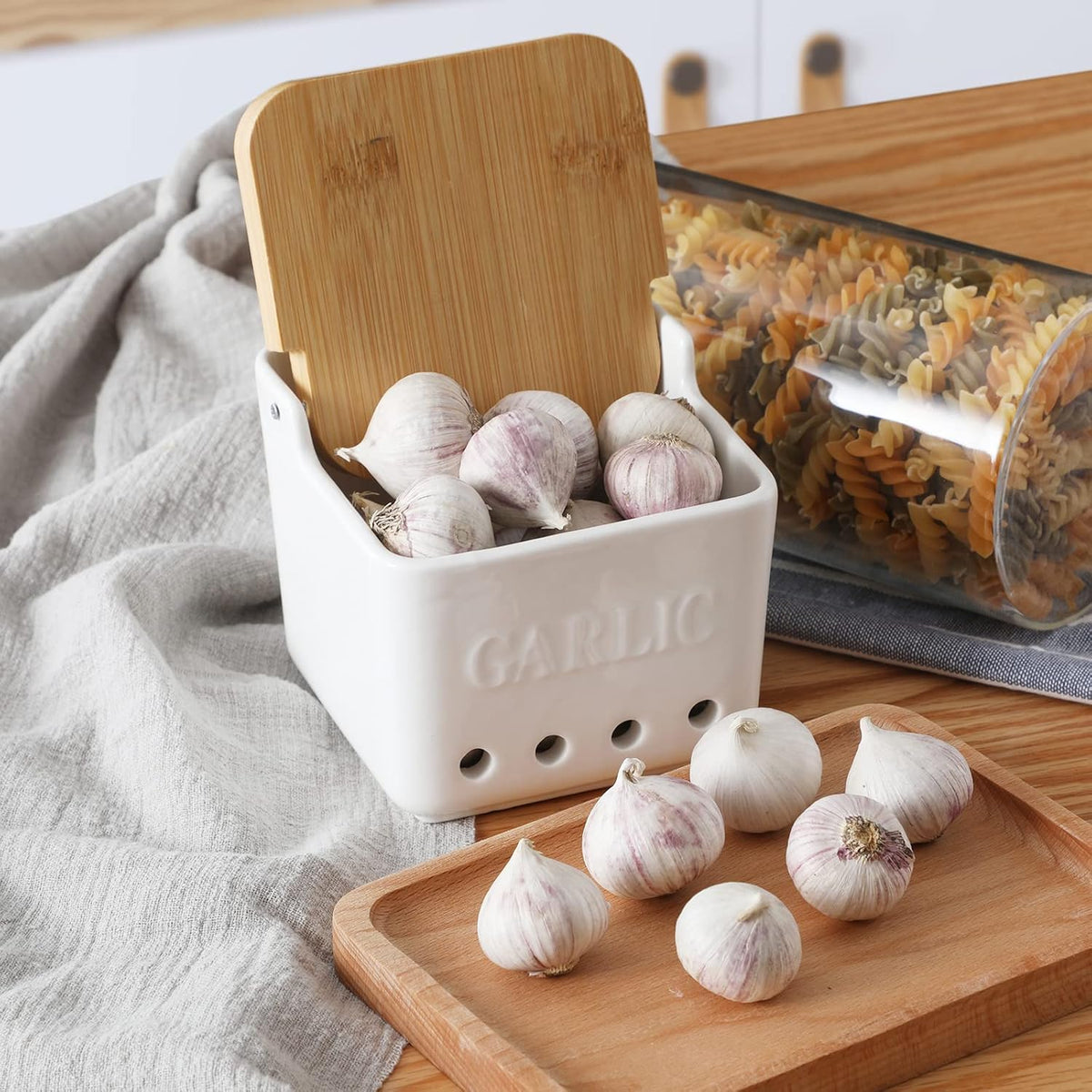 ONTUBE Garlic Keeper with Lid, Ceramic Garlic Holder Storage, Garlic Container for Kitchen, Garlic Saver to Keep Your Garlic Cloves Fresh Longer 4.7-Inch, White