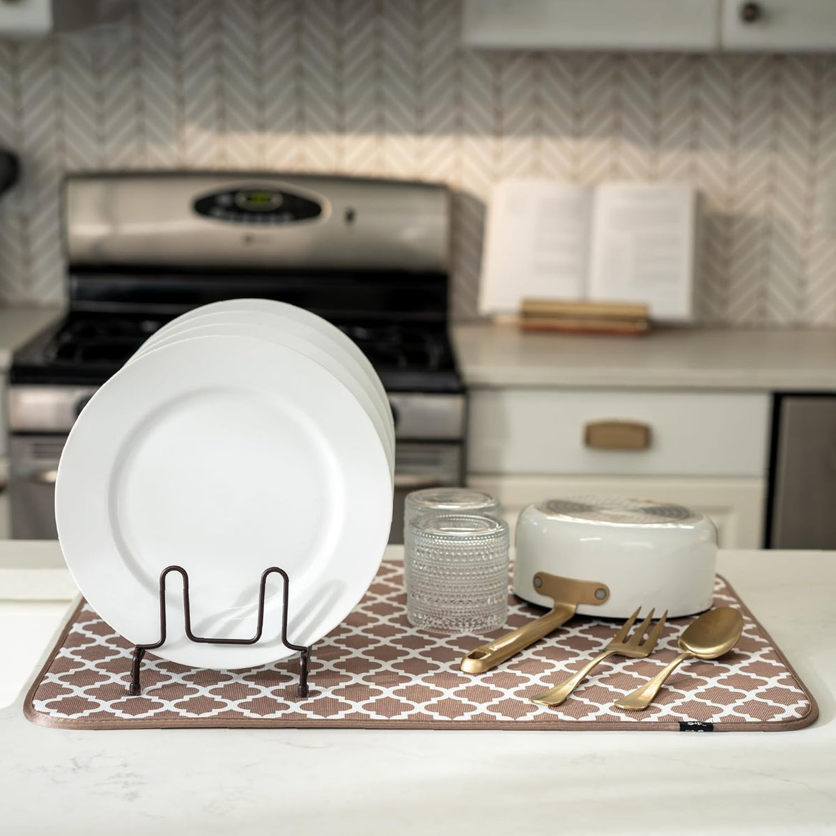 S&T INC. Dish Drying Mat XL, 18” x 24”, Absorbent Microfiber Kitchen Counter Mat, Dish Drying Pad for Dishes, Utensils, Pots and Pans, Extra Large, Taupe Trellis