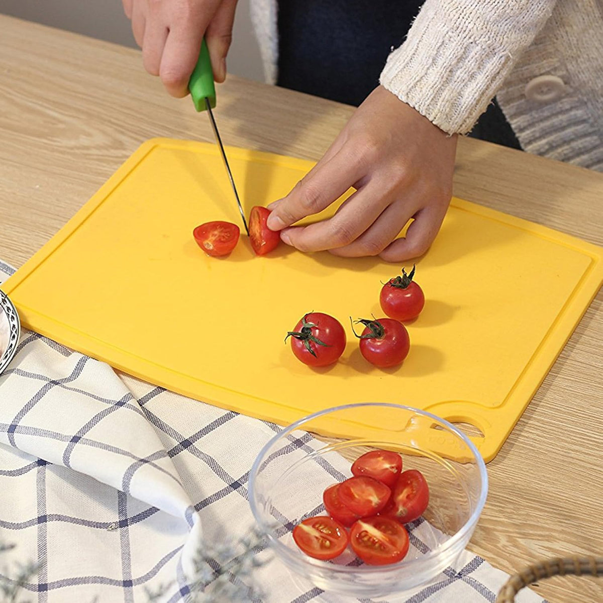 Silicone Thick Cutting Boards Mats Set of 3pcs Foldable & Flexible Design Juice Grooves Easy Grip Handle Dishwasher Safe for Kitchen,BPA free Silicone Cutting Mats-Yellow