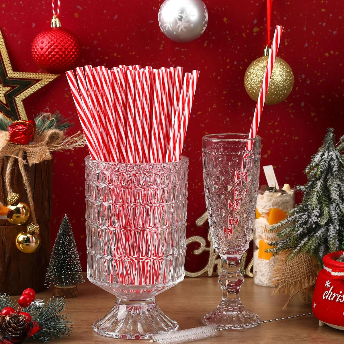 JANYUN 30 Pcs Christmas Straws Plastic, Reusable Red and White Striped Straws 9 Inch Xmas Hard Plastic Drinking Straws with Cleaning Brush for Holiday Christmas Party Favors Supplies Table Decoration
