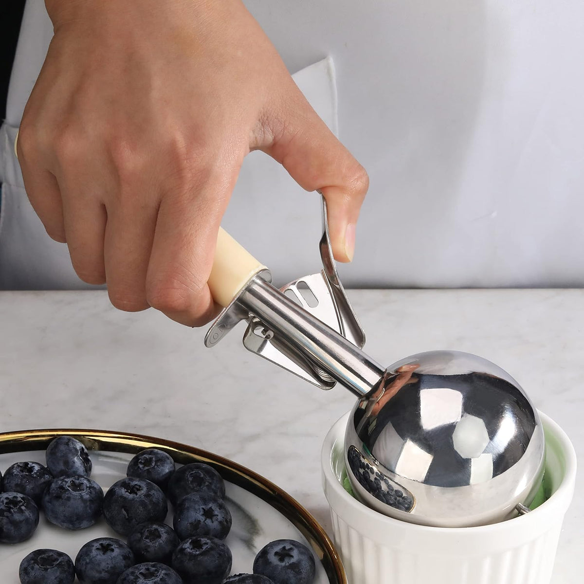 New Star Foodservice 34783 Commercial-Grade Thumb Press Food Disher/Ice Cream Scoop, 18/8 Stainless Steel, 3.75 oz, Size 10, Ivory