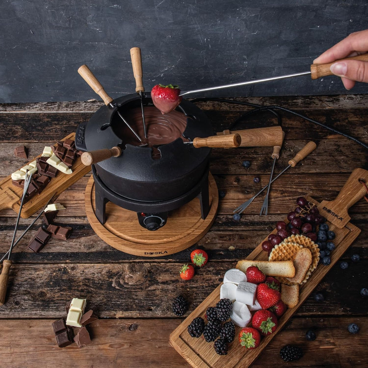 BOSKA Electric Fondue Set Pro/For Cheese, Chocolate and Broth Fondue / 8 people/Robust Cast-Iron/High Quality Materials/Splash Guard Included/Extra-long Cord/Black