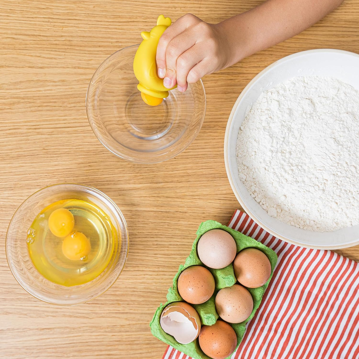 Chefclub Kids - Egg Separator, Chicken Shape, Egg White Separator, Raw Eggs - No Drip, No Mess - Food Grade Silicone, Kitchen Cooking, Kitchen Gadgets Unique Baking Tools (Yellow)