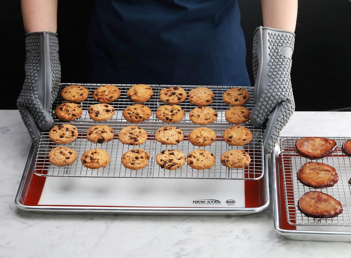 New Star Foodservice 1028751 Commercial-Grade Bun Pan/Baking Sheet, Baking Mat, Cooling Rack Combo, 1/4 and 1/2 Sizes Each