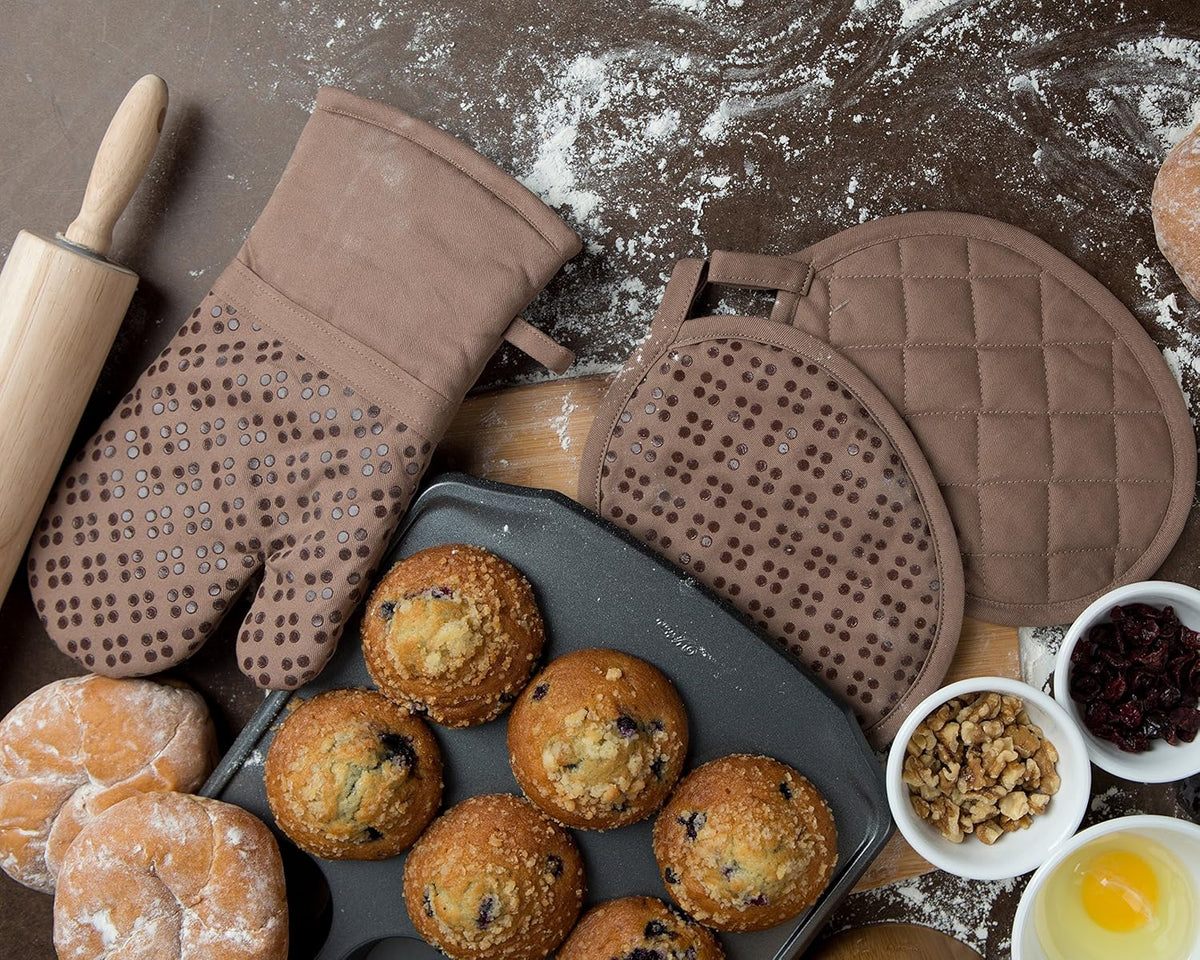 Sticky Toffee Oven Mitt and Pot Holder Set of 3 – Brown Non-Slip Silicone Kitchen Hot Pads and Mitts, 100% Cotton Shell, Oeko-Tex Cotton
